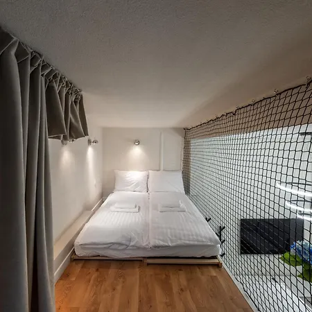 Humblebee Nest Muranow